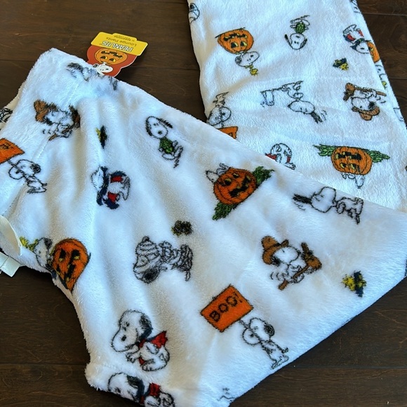 Peanuts womens Halloween Snoopy Mummy Pumpkin Print Plush Pajama Pants New - Picture 3 of 3
